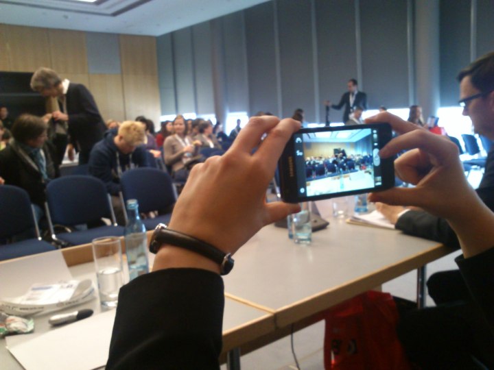 Medienkonvergenz. (I take a picture of you taking a picture of someone taking pictures of as like we are stars.)
