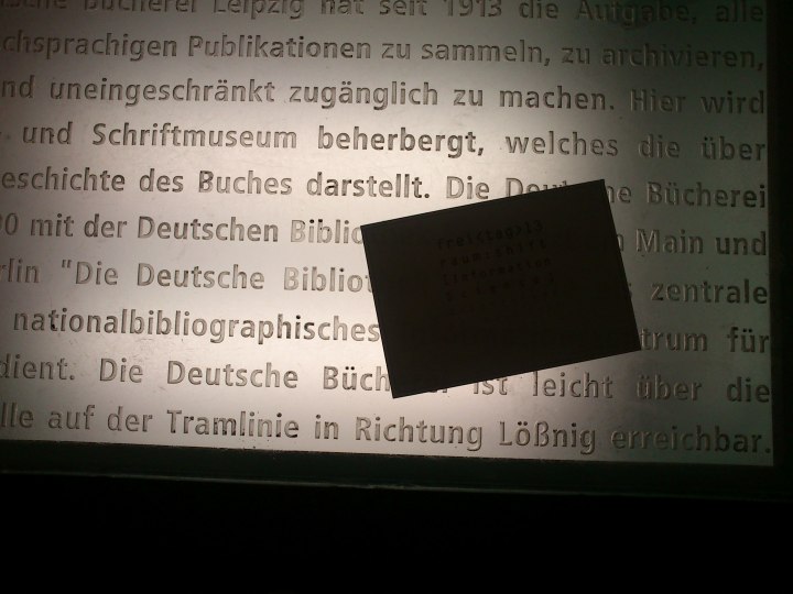 Bücherstadt. Lesen Sie etwas über die Deutsche Nationalbibliothek während Sie auf die nächtliche Strassenbahn warten.
